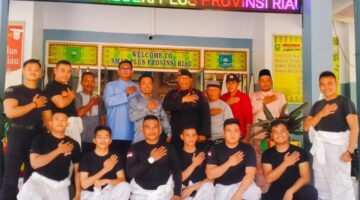 Gegana Brimob Polda Riau Lakukan Penyemprotan Disinfektan di SMA Negeri Plus Provinsi Riau untuk Cegah Penyebaran Penyakit 