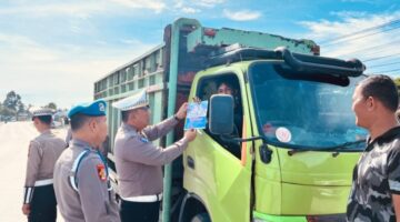 Satlantas Polres Siak Gelar Pemasangan Stiker & Pembagian Leaflet Operasi Zebra Lancang Kuning 2025 di Kandis