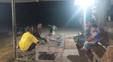 Personil Koramil 04/Kubu Himbau Warga Aktifkan Siskamling.