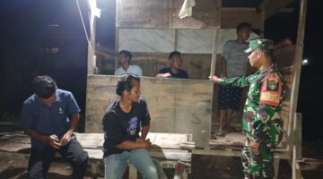 Babinsa Ajak Warga Tingkatkan Siskamling Demi Keamanan Bersama.